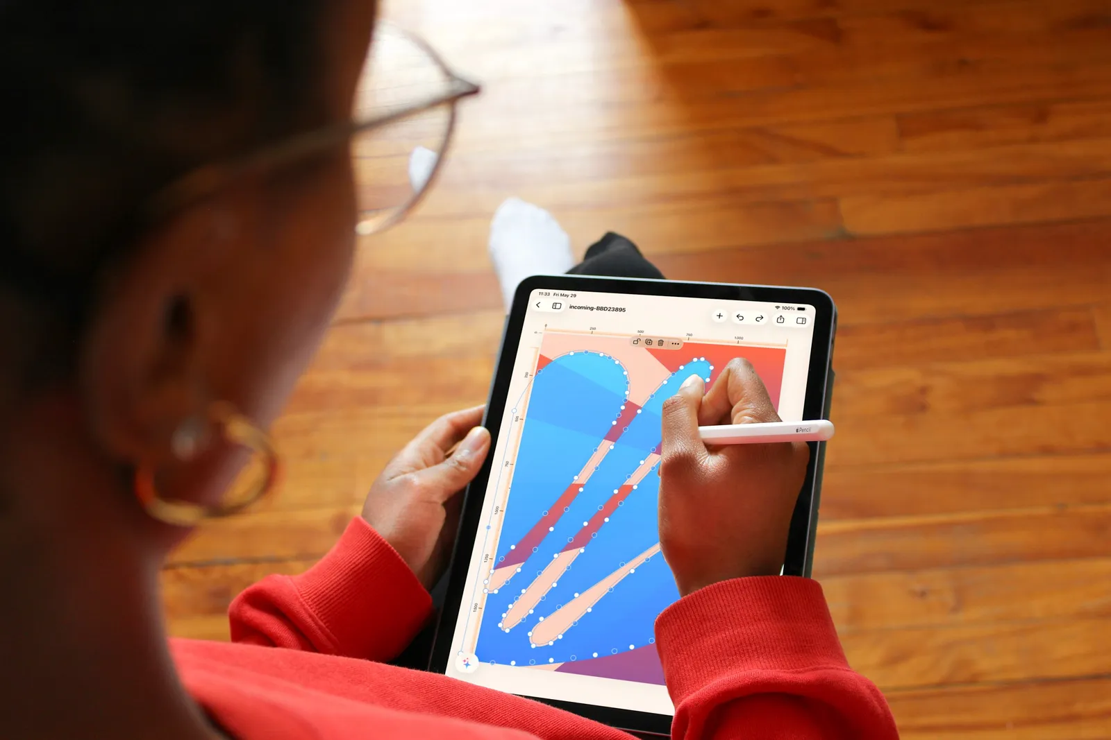 Editing a vector design with the Apple Pencil on iPad in Pixara